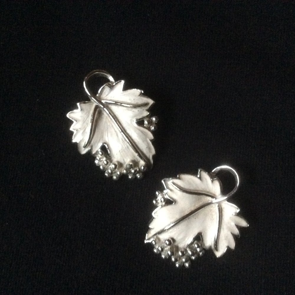 Sarah Coventry Vintage Designer Stamped Enamel Grape Leaf Clip-On Earrings